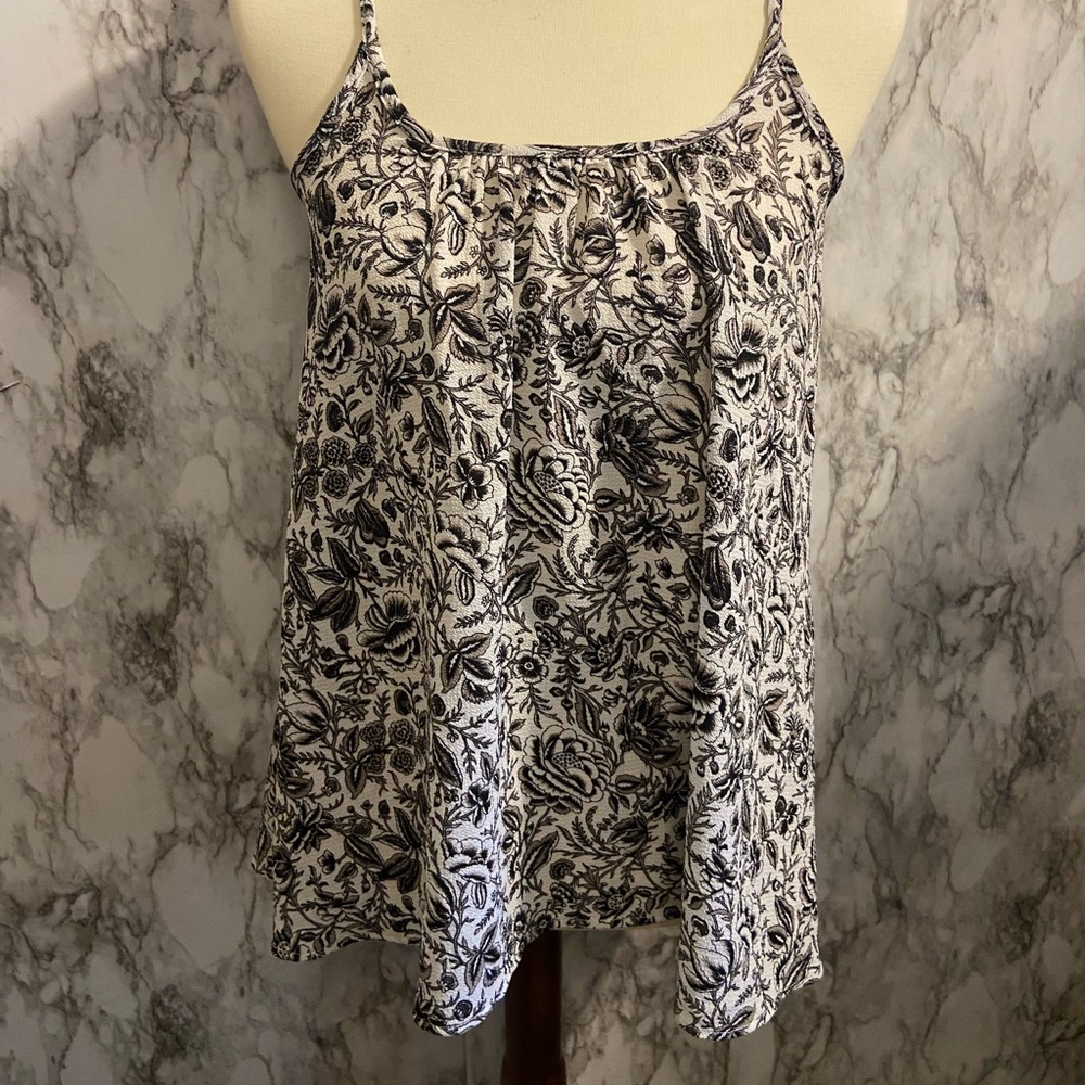 ⭐️ 5/$25 Black/white/gray floral flowy tank